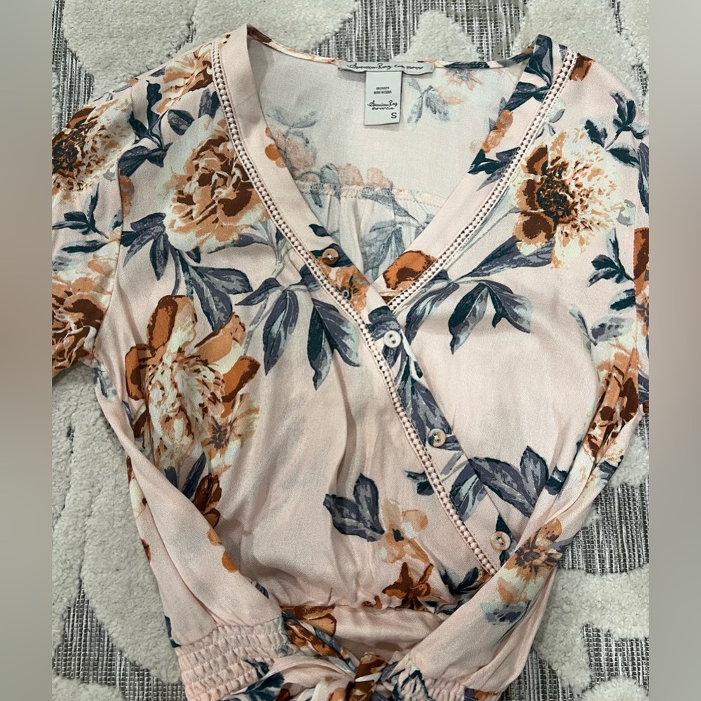 Cute summer top, ties at waist, worn once! - Picture 3 of 3